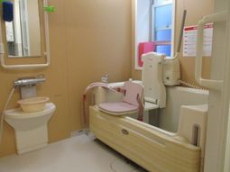 バリアフリー設計の浴室