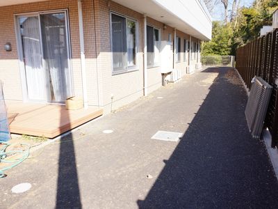 明るい外観・居室前