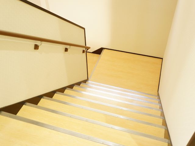 明るく清潔な階段 階段 手すりが付けられたきれいな階段を上がると、フロア間の移動が容易です。安全な歩行をサポートする設計になっています。