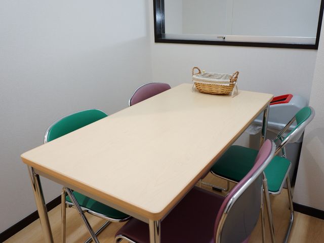 会議用テーブルと椅子