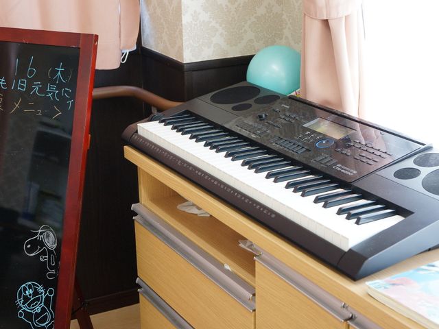 電子ピアノのある居室 リビングのキーボード 居室には電子ピアノが設置されており、音楽を楽しむことができる環境が整っています。利用者の趣味活動をサポートする充実した施設です。
