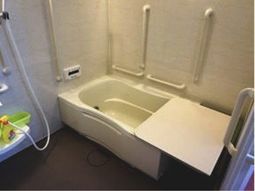 バリアフリー設計の浴室