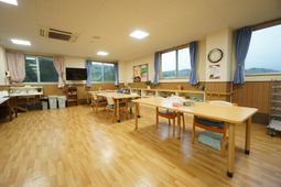 共有エリアの木目調空間