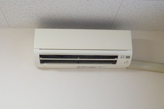 壁に設置されたエアコン