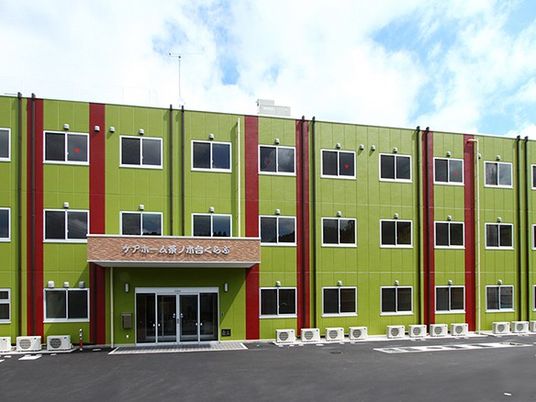 明るい外観の建物  