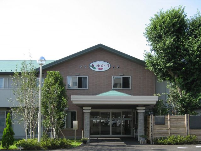 広い入り口の外観 外観 広々としたエントランスが訪問者を迎えます。スタッフが気持ちよく働ける環境です。