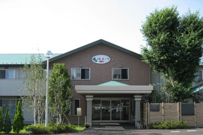 広い入り口の外観