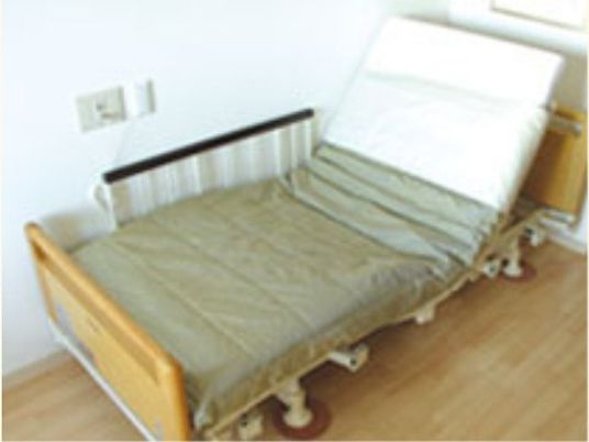 居室には、電動の介護ベッドが設置されており、さまざまな介護度の方が利用することができ、寝起きや食事などに便利である。