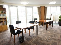 明るいラウンジの光景