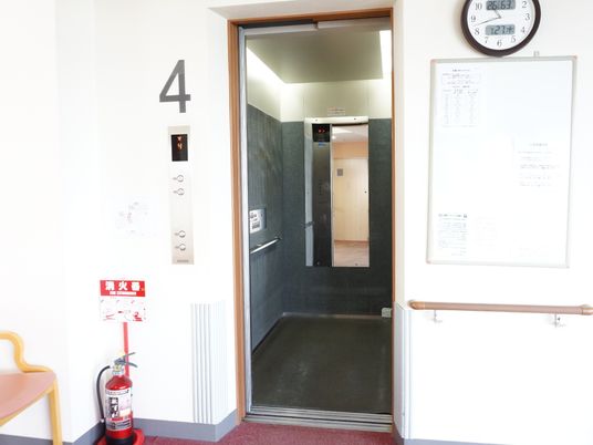 整備されたエレベーター前
