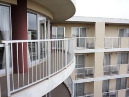 明るいバルコニー付き居室