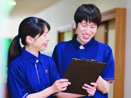 スタッフが談笑する廊下