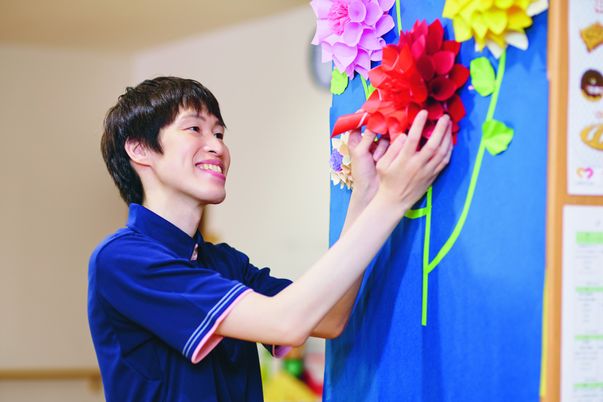 飾り付けをする人