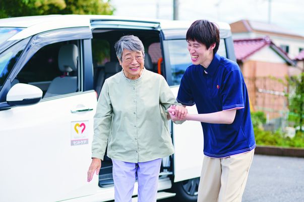 車から降りる様子
