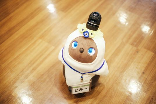 ロボットぬいぐるみと床