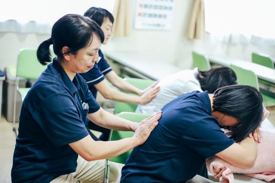 椅子に座ったスタッフの様子