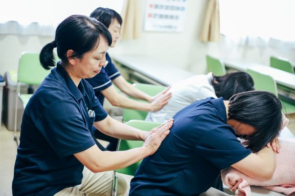椅子に座ったスタッフの様子