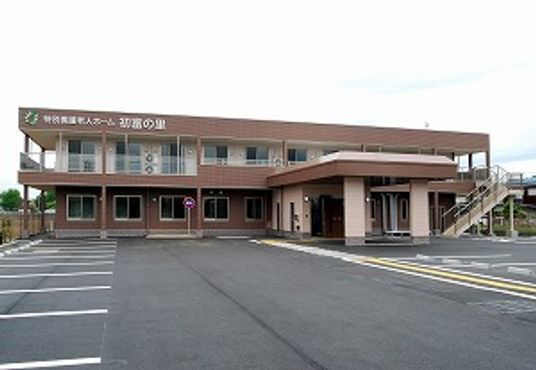 広々とした駐車場の外観