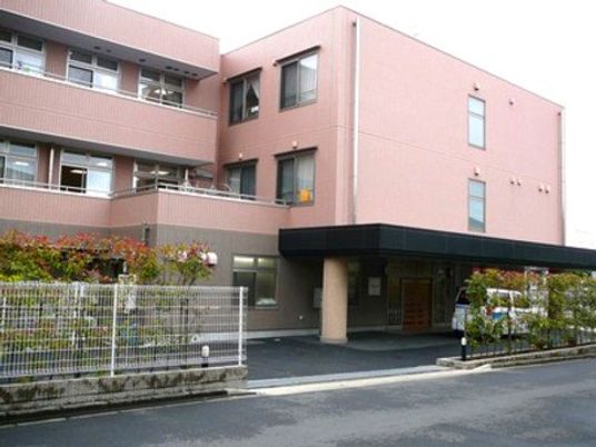 ピンクの外壁の建物