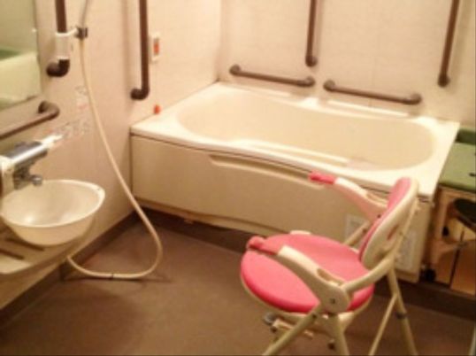 バリアフリー設計の浴室