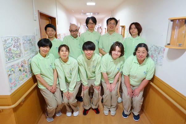 スタッフの集合写真