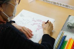 色鉛筆で絵を描く様子