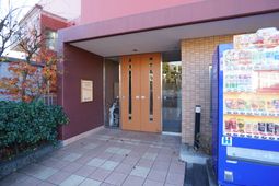 エントランスと自動販売機