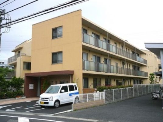 黄色い建物と白い車