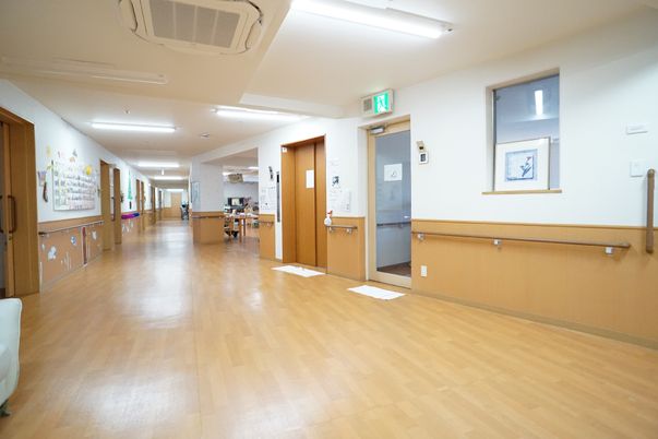 廊下の明るい様子