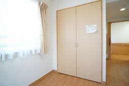 明るい窓とクローゼット