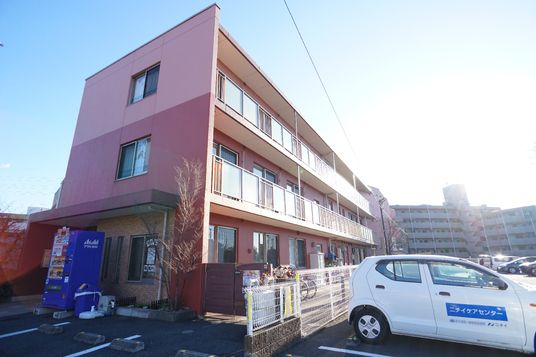 ピンク色の建物の外観