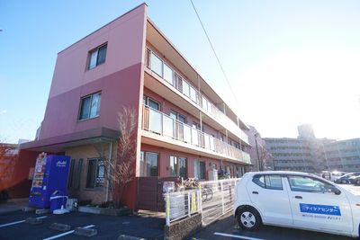 ピンク色の建物の外観