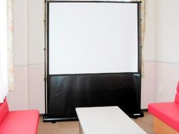 赤いソファとスクリーンの部屋