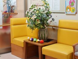 黄色いソファと花のアレンジメント