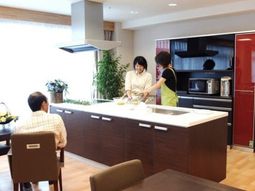 キッチンで働く人々