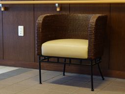 シックな椅子一脚