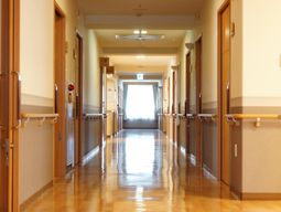 明るく清潔な廊下