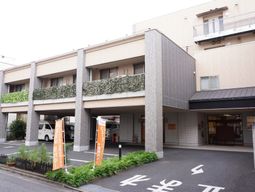 施設のエントランス外観