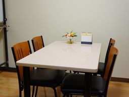 ダイニングテーブルと椅子