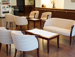 木目調のソファが並ぶ休憩スペース