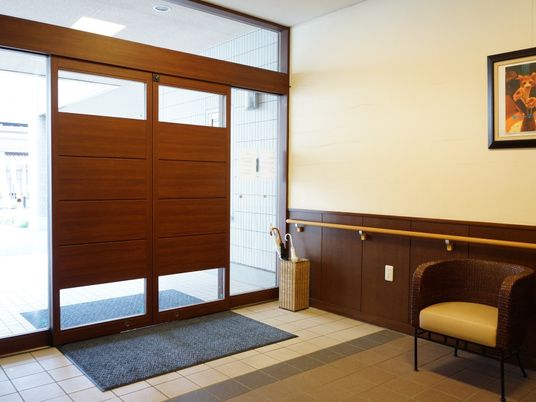 エントランスのきれいな木製ドア