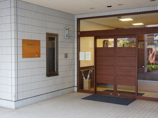 施設入口の明るい景色