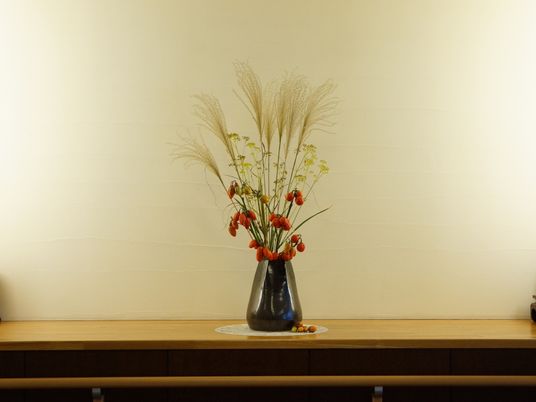 暖かみのある花瓶と花