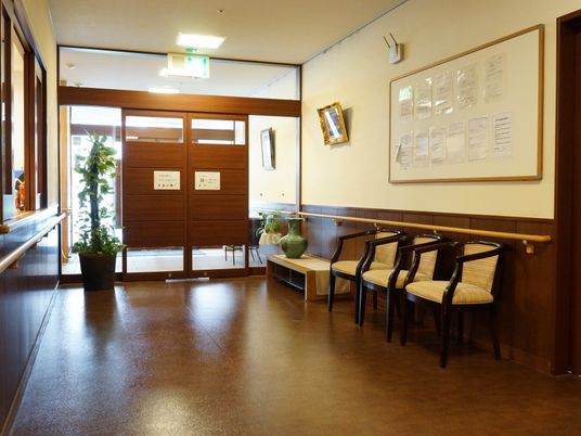 廊下の清潔感ある風景