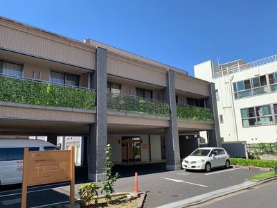 緑豊かな職場の外観