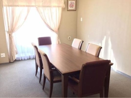 明るいダイニングテーブル