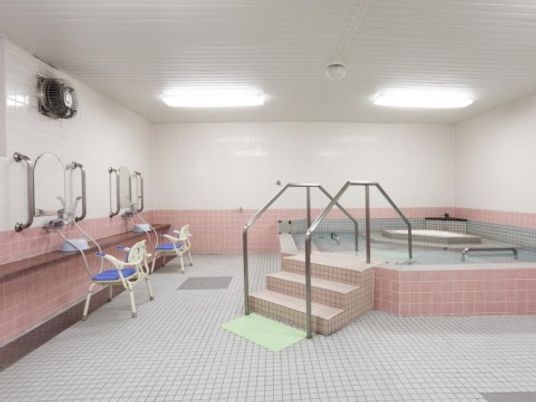 手すり付き洗練浴室