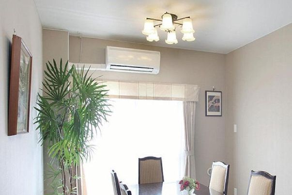 落ち着いた待合スペース