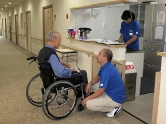 廊下でのスタッフと利用者