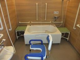 バリアフリー設計の浴室